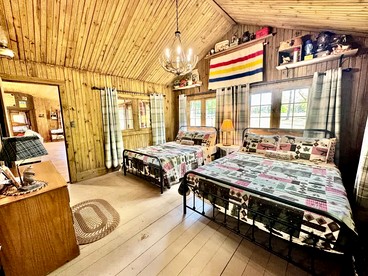 Secluded Riverfront Cabin with Bluff Views, Gated Privacy & Scenic Trail Access in Tahlequah, Oklahoma - Tahlequah, Oklahoma - glamping.directory