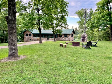 Secluded Riverfront Cabin with Bluff Views, Gated Privacy & Scenic Trail Access in Tahlequah, Oklahoma - Tahlequah, Oklahoma - glamping.directory