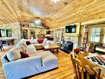 Secluded Riverfront Cabin with Bluff Views, Gated Privacy & Scenic Trail Access in Tahlequah, Oklahoma - Tahlequah, Oklahoma - glamping.directory