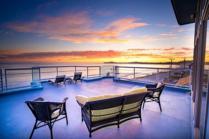 Luxury Beachfront Vacation Rental with Breathtaking Views in El Granada, CA - Half Moon Bay, California - glamping.directory