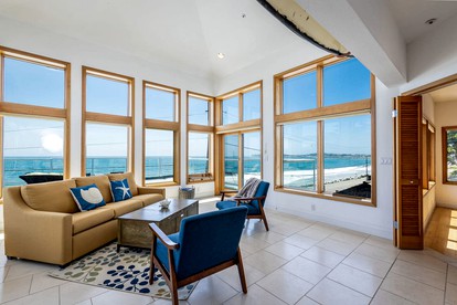 Luxury Beachfront Vacation Rental with Breathtaking Views in El Granada, CA - Half Moon Bay, California - glamping.directory