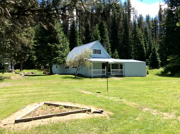 Family-Friendly Cabin Rental in the Wilderness of Central Idaho - glamping.directory