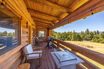 Stunning Cabin Retreat with Sauna, Book Library and Incredible Game Room in Lyle, Washington - Lyle, Washington - glamping.directory
