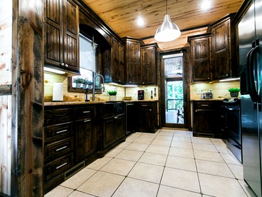 Spacious Luxury Log Cabin with Serene Woodland Views in Broken Bow, Oklahoma - Broken Bow, Oklahoma - glamping.directory