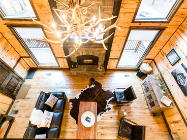 Spacious Luxury Log Cabin with Serene Woodland Views in Broken Bow, Oklahoma - Broken Bow, Oklahoma - glamping.directory