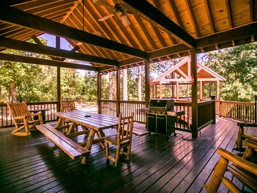 Spacious Luxury Log Cabin with Serene Woodland Views in Broken Bow, Oklahoma - Broken Bow, Oklahoma - glamping.directory