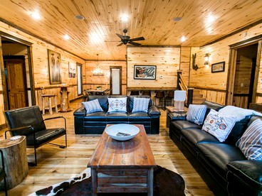 Spacious Luxury Log Cabin with Serene Woodland Views in Broken Bow, Oklahoma - Broken Bow, Oklahoma - glamping.directory