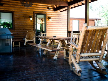Spacious Luxury Log Cabin with Serene Woodland Views in Broken Bow, Oklahoma - Broken Bow, Oklahoma - glamping.directory