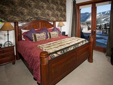 Stunning Family-Friendly Getaway with a Hot Tub and Fire Pit in Vail, Colorado - Vail, Colorado - glamping.directory