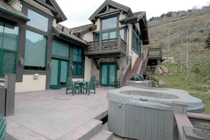 Stunning Family-Friendly Getaway with a Hot Tub and Fire Pit in Vail, Colorado - Vail, Colorado - glamping.directory