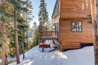 Comfortable Retreat with a Hot Tub for Vacations in Breckenridge - Breckenridge, Colorado - glamping.directory