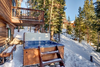 Comfortable Retreat with a Hot Tub for Vacations in Breckenridge - Breckenridge, Colorado - glamping.directory