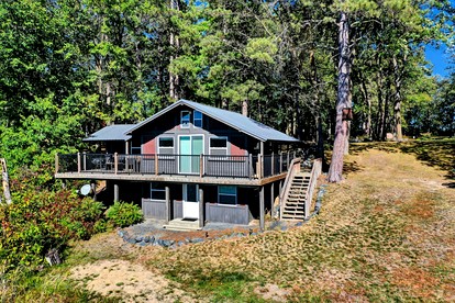 Stunning Cabin Getaway Surrounded by Towering Pine Trees in Walker, Minnesota - Walker, Minnesota - glamping.directory