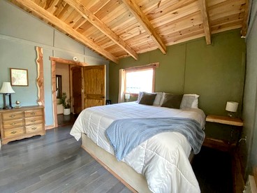 Stunning Group Cabin with Beautiful Surroundings and Hiking Trails in Arkansas - Boles, Arkansas - glamping.directory