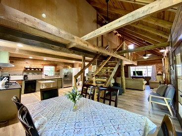 Stunning Group Cabin with Beautiful Surroundings and Hiking Trails in Arkansas - Boles, Arkansas - glamping.directory