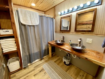 Stunning Group Cabin with Beautiful Surroundings and Hiking Trails in Arkansas - Boles, Arkansas - glamping.directory