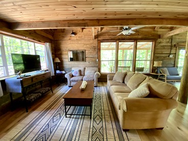 Stunning Group Cabin with Beautiful Surroundings and Hiking Trails in Arkansas - Boles, Arkansas - glamping.directory