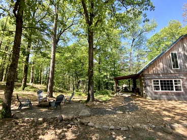 Stunning Group Cabin with Beautiful Surroundings and Hiking Trails in Arkansas - Boles, Arkansas - glamping.directory