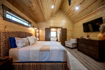 Secluded Luxury Cabin with Hot Tub, Game Room & Fireplace Near Broken Bow Lake & Hochatown, Broken Bow OK - Broken Bow, Oklahoma - glamping.directory