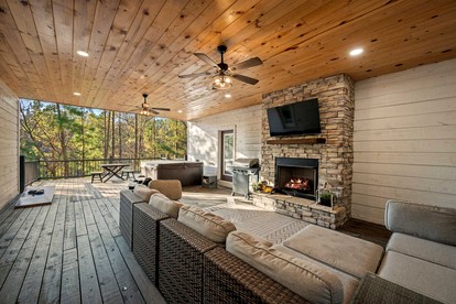 Secluded Luxury Cabin with Hot Tub, Game Room & Fireplace Near Broken Bow Lake & Hochatown, Broken Bow OK - Broken Bow, Oklahoma - glamping.directory