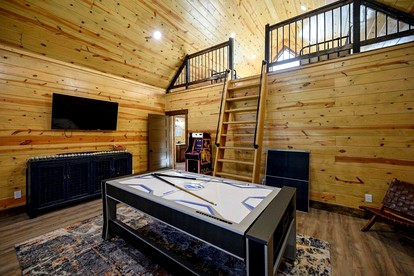 Secluded Luxury Cabin with Hot Tub, Game Room & Fireplace Near Broken Bow Lake & Hochatown, Broken Bow OK - Broken Bow, Oklahoma - glamping.directory