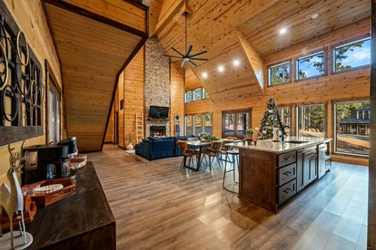 Secluded Luxury Cabin with Hot Tub, Game Room & Fireplace Near Broken Bow Lake & Hochatown, Broken Bow OK - Broken Bow, Oklahoma - glamping.directory