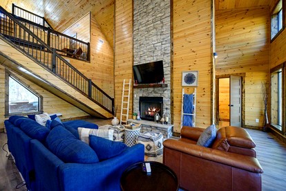 Secluded Luxury Cabin with Hot Tub, Game Room & Fireplace Near Broken Bow Lake & Hochatown, Broken Bow OK - Broken Bow, Oklahoma - glamping.directory