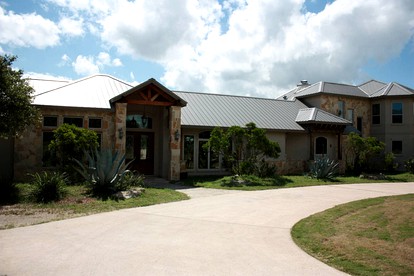 Elegant Texas Hill Country Cottage in Pipe Creek for Family Vacations in Texas - glamping.directory