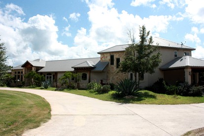 Elegant Texas Hill Country Cottage in Pipe Creek for Family Vacations in Texas - Pipe Creek, Texas - glamping.directory