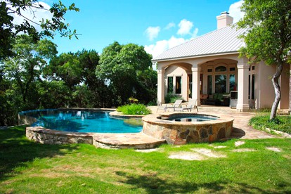 Elegant Texas Hill Country Cottage in Pipe Creek for Family Vacations in Texas - Pipe Creek, Texas - glamping.directory