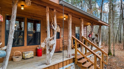 Secluded Cabin with Barbecue in Mentore, Alabama - glamping.directory
