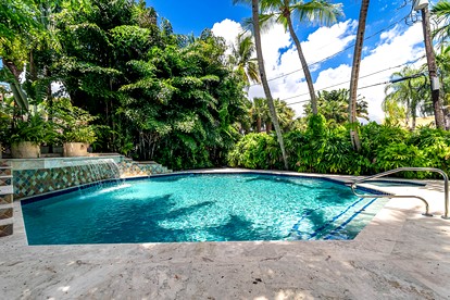 Luxury Waterfront Mansion with Rooftop Terrace near Las Olas, Fort Lauderdale FL - Fort Lauderdale, Florida - glamping.directory