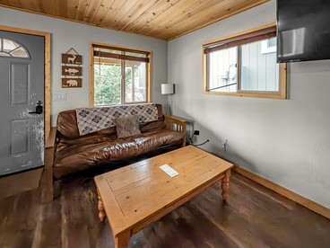 Charming Mountain Cabin with Private Jacuzzi Near Big Bear Lake, California - Big Bear, California - glamping.directory