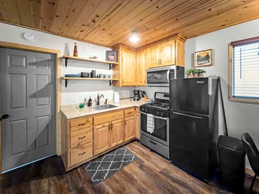 Charming Mountain Cabin with Private Jacuzzi Near Big Bear Lake, California - Big Bear, California - glamping.directory