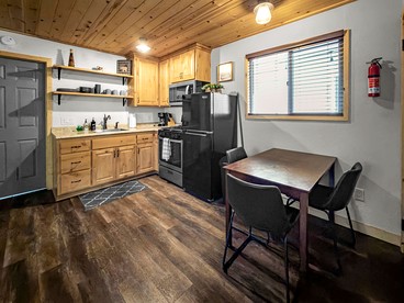 Charming Mountain Cabin with Private Jacuzzi Near Big Bear Lake, California - Big Bear, California - glamping.directory
