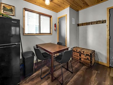 Charming Mountain Cabin with Private Jacuzzi Near Big Bear Lake, California - Big Bear, California - glamping.directory
