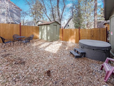 Charming Mountain Cabin with Private Jacuzzi Near Big Bear Lake, California - Big Bear, California - glamping.directory