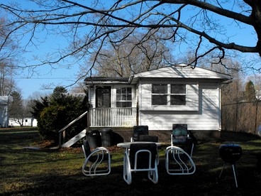 Secluded Cottage Rental on Lovely Lake near Rochester, New York - glamping.directory