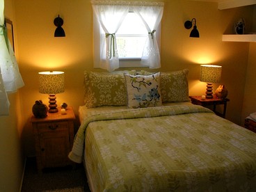 Secluded Cottage Rental on Lovely Lake near Rochester, New York - Dresden, New York - glamping.directory