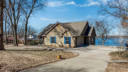 Luxurious Lakefront Home with Private Dock near Wolf Creek Marina, Oklahoma - glamping.directory