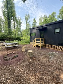 Escape to a Cozy Woodland Tiny Home and a Peaceful Forest Retreat Perfect for Two in Pennsylvania - Quakertown, Pennsylvania - glamping.directory