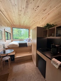 Escape to a Cozy Woodland Tiny Home and a Peaceful Forest Retreat Perfect for Two in Pennsylvania - Quakertown, Pennsylvania - glamping.directory