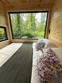 Escape to a Cozy Woodland Tiny Home and a Peaceful Forest Retreat Perfect for Two in Pennsylvania - Quakertown, Pennsylvania - glamping.directory