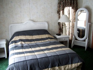 Spacious Vacation Cottage Rental near the Waterfront in Beautiful Put-in-Bay, Ohio - Put-In-Bay, Ohio - glamping.directory