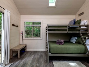 Pisgah Forest Retreat: Cozy Cabin Blending Comfort and Luxury for Glampers, NC - Transylvania County, North Carolina - glamping.directory