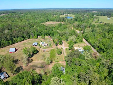 Log Cabin Rental on a Farm in Historic Washington State Park, Arkansas - Washington, Arkansas - glamping.directory