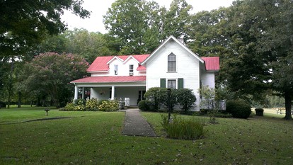 Cozy Cottage on a Working Farm near Fayetteville, Tennessee - glamping.directory