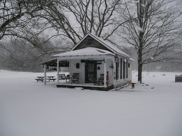 Cozy Cottage on a Working Farm near Fayetteville, Tennessee - Mulberry, Tennessee - glamping.directory