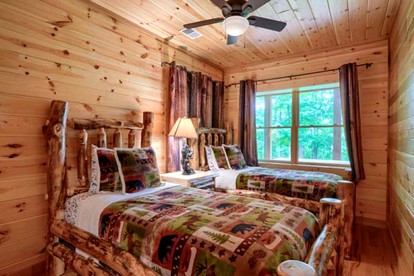 Dreamy Log Cabin near Hocking Hills for a Relaxing Getaway in Ohio - Logan, Ohio - glamping.directory