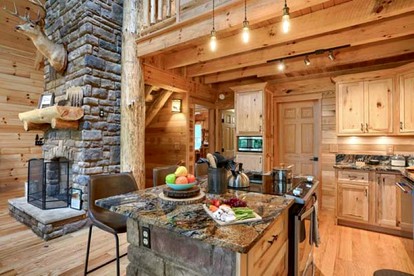 Dreamy Log Cabin near Hocking Hills for a Relaxing Getaway in Ohio - Logan, Ohio - glamping.directory
